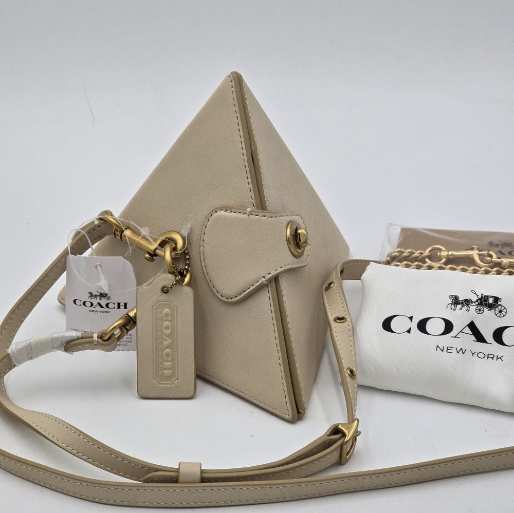 💥NWT💥Coach Glovetanned Leather City Blocks Triangle Bag, Ivory